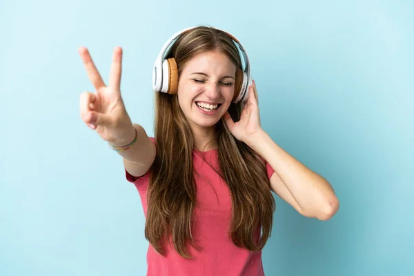 Joven Mujer Caucásica Aislada Sobre Fondo Azul Escuchando Música Cantando — Foto de Stock