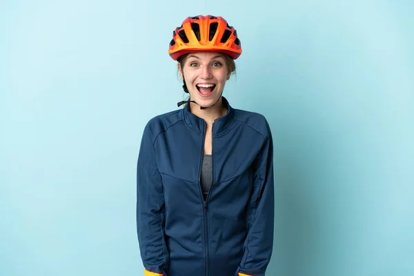 Молодая Велосипедистка Изолирована Синем Фоне Неожиданным Выражением Лица — стоковое фото