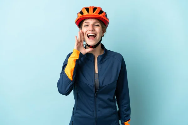 Junge Radfahrerin Isoliert Auf Blauem Hintergrund Schreit Mit Weit Geöffnetem — Stockfoto