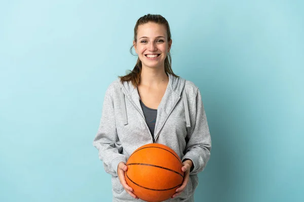 Giovane Donna Caucasica Isolato Sfondo Blu Giocare Basket — Foto Stock