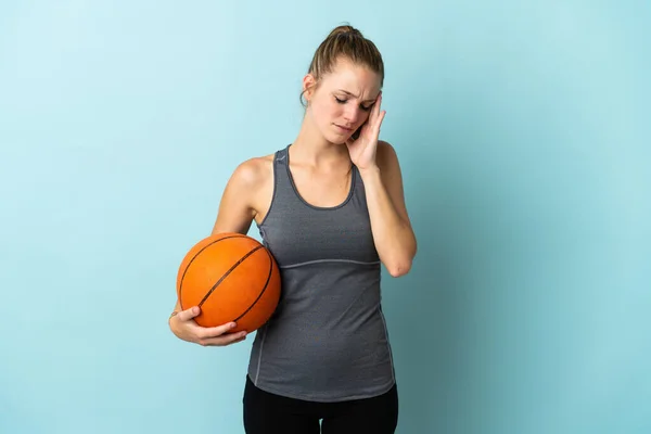 Jonge Vrouw Spelen Basketbal Geïsoleerd Blauwe Achtergrond Met Hoofdpijn — Stockfoto