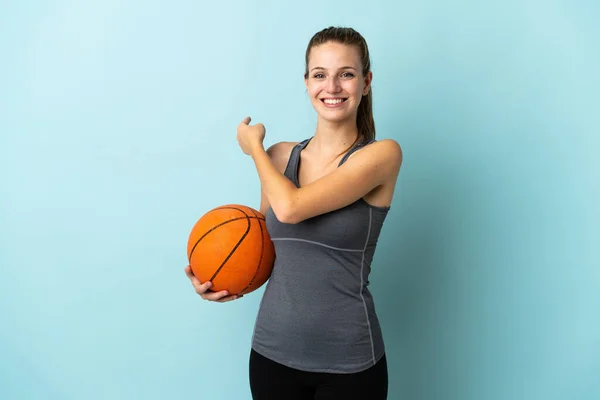 Jovem Mulher Jogando Basquete Isolado Fundo Azul Apontando Para Trás — Fotografia de Stock