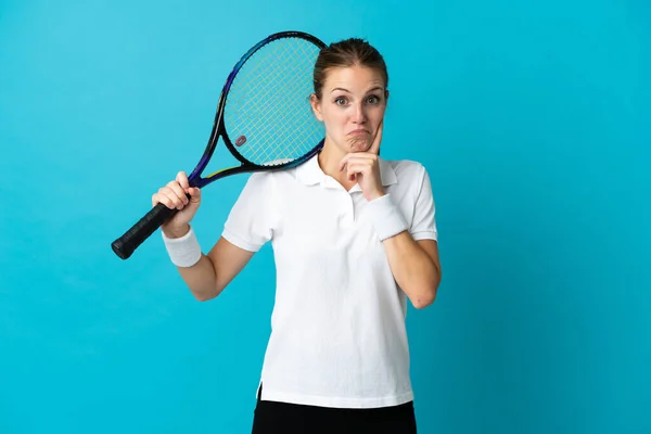 Молода Жінка Тенісистка Ізольована Синьому Фоні Думаючи Про Ідею — стокове фото