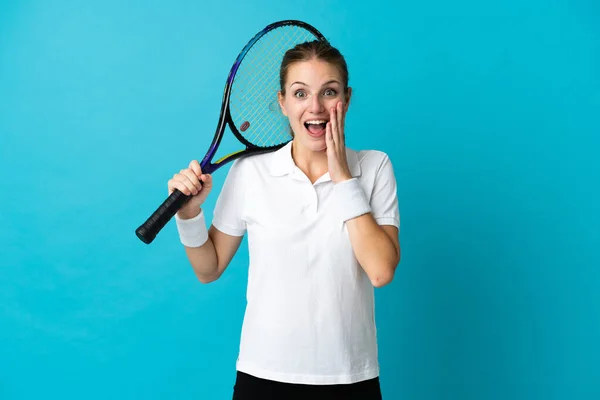 Joven Jugadora Tenis Aislada Sobre Fondo Azul Con Expresión Facial —  Fotos de Stock