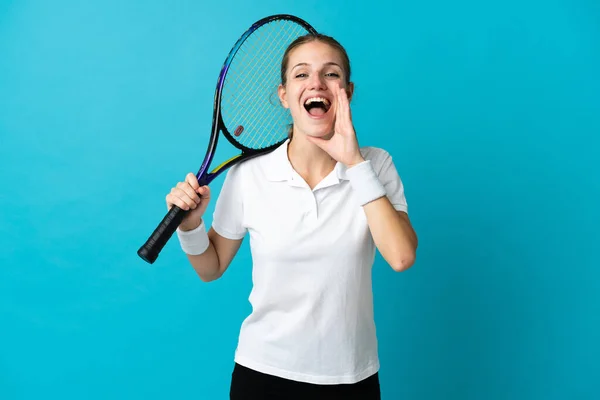 Fiatal Teniszező Elszigetelt Kék Háttér Kiabál Száj Széles Nyitott — Stock Fotó