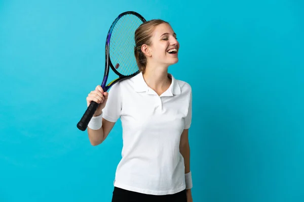 Mladá Žena Tenista Izolovaný Modrém Pozadí Směje Laterální Poloze — Stock fotografie