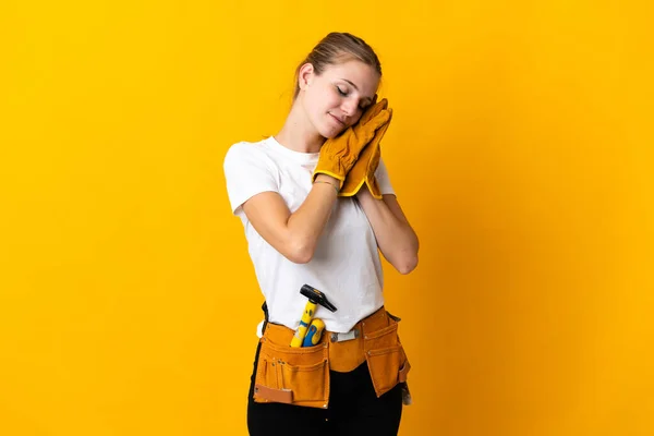 Jovem Eletricista Mulher Isolada Fundo Amarelo Fazendo Gesto Sono Expressão — Fotografia de Stock