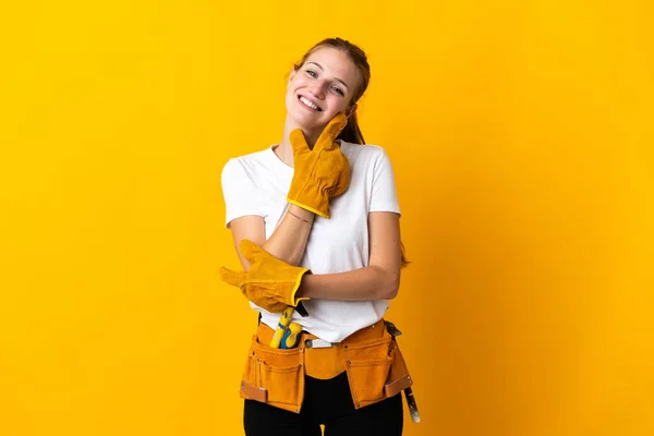 年轻的电工女子因黄色背景而被隔离 面带微笑 — 图库照片