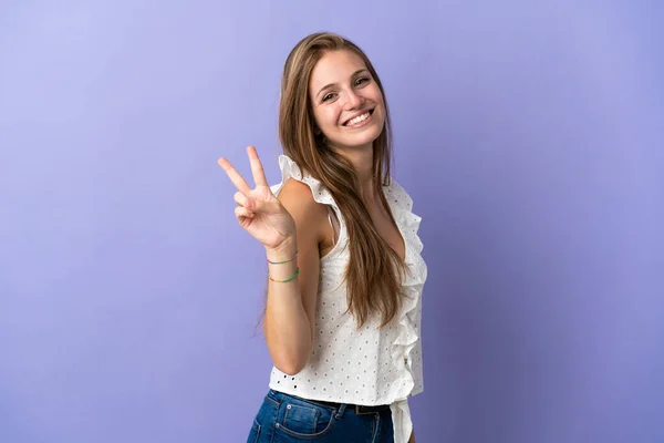 Молода Біла Жінка Над Ізольованим Тлом Посміхається Показує Знак Перемоги — стокове фото