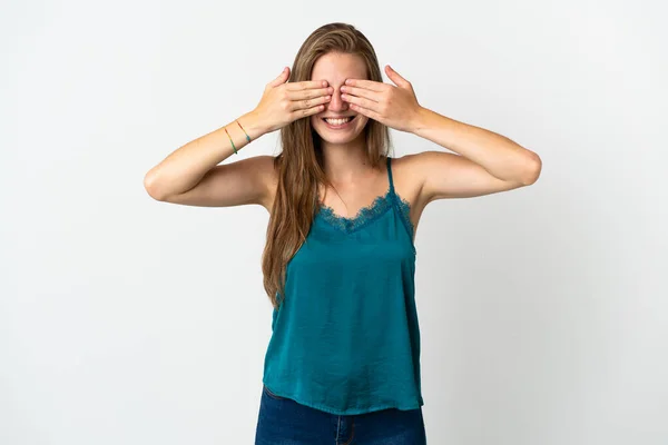 Mladá Běloška Žena Přes Izolované Pozadí Zakrývající Oči Rukama Úsměvem — Stock fotografie