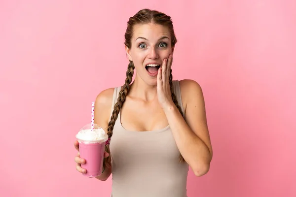 Jovem Com Batido Morango Isolado Fundo Rosa Com Surpresa Expressão — Fotografia de Stock