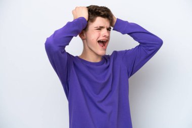 Beyaz arka planda izole edilmiş genç Rus adam bunalıma girdi.