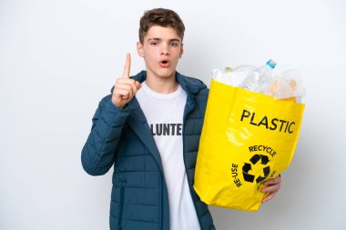 Beyaz arka planda geri dönüşüm yapmak için elinde plastik şişelerle dolu bir çanta tutan Rus ergen parmak kaldırarak çözümü bulmayı amaçlıyordu.