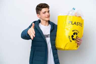 Beyaz arka planda geri dönüşüm yapmak için elinde plastik şişelerle dolu bir çanta tutan Rus genç iyi bir anlaşma için el sıkışıyor.