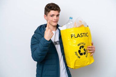 Beyaz arka planda geri dönüşüm yapmak için elinde plastik şişelerle dolu bir çanta tutan Rus ergen.