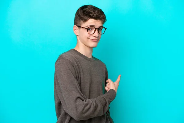 Teenager Ruský Člověk Izolovaný Modrém Pozadí Ukazuje Zpět — Stock fotografie