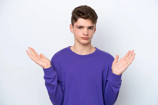 十代のロシア人男性は手を上げながら疑問を持ちながら白い背景に隔離 — ストック写真
