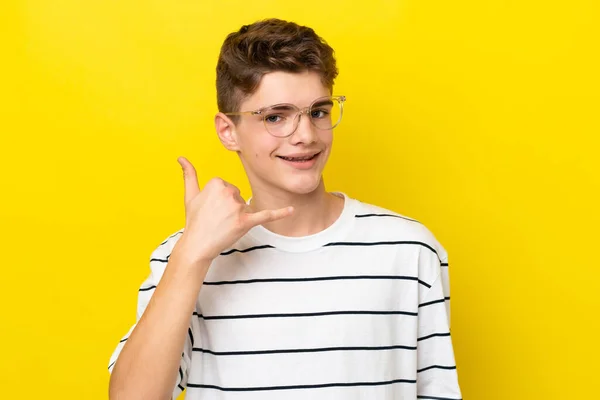 Teenager Russischer Mann Isoliert Auf Gelbem Hintergrund Mit Brille Und — Stockfoto
