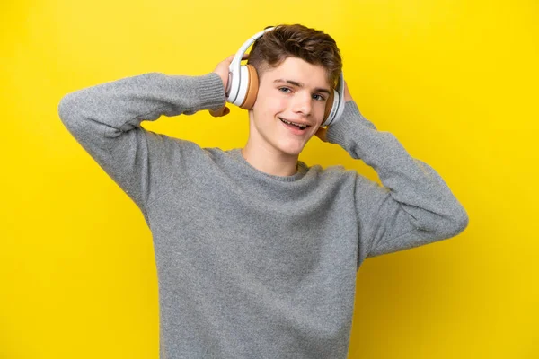 Tiener Russische Man Geïsoleerd Gele Achtergrond Luisteren Muziek — Stockfoto