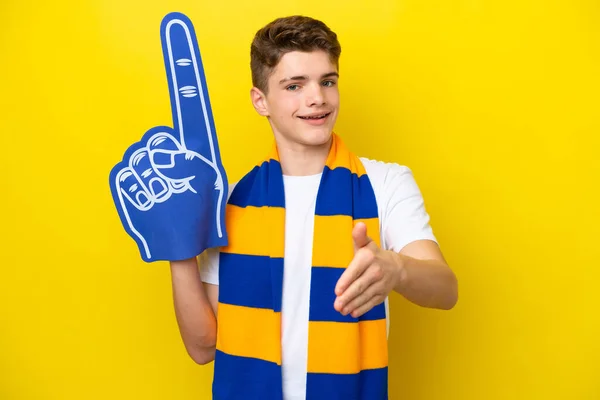 Teenager Sports Fan Man Isolated Yellow Background Shaking Hands Closing — Stock Photo, Image