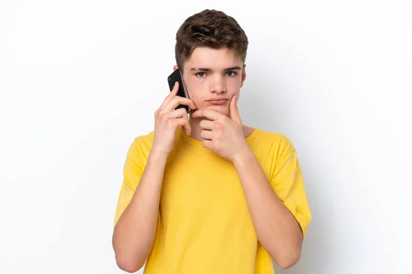 Adolescente Homem Usando Telefone Celular Isolado Fundo Branco Pensando — Fotografia de Stock