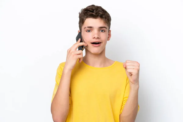 Подросток Человек Помощью Мобильного Телефона Изолированы Белом Фоне Празднует Победу — стоковое фото