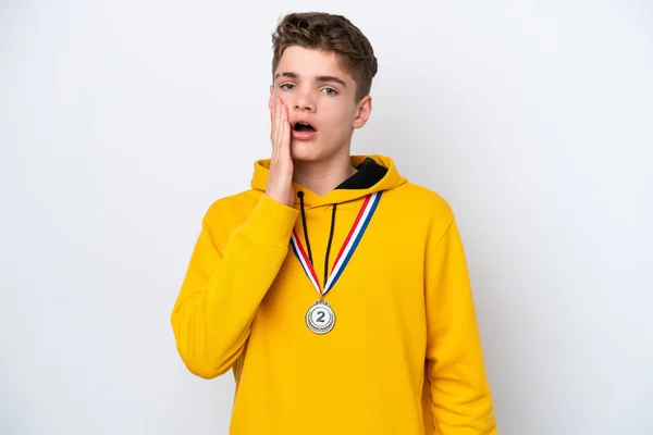 Adolescente Russo Homem Com Medalhas Isoladas Fundo Branco Com Surpresa — Fotografia de Stock