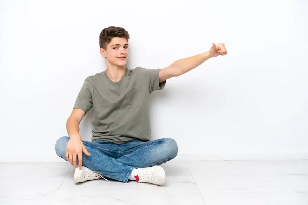 Έφηβος Ρώσος Κάθεται Στο Πάτωμα Απομονωμένος Λευκό Φόντο Κάνοντας Μια — Φωτογραφία Αρχείου