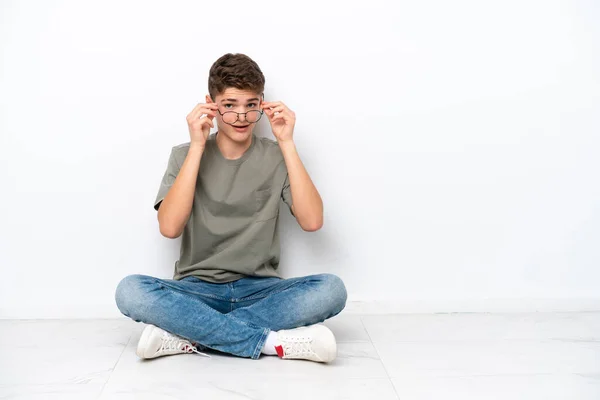 Έφηβος Ρώσος Κάθεται Στο Πάτωμα Απομονωμένος Λευκό Φόντο Γυαλιά Και — Φωτογραφία Αρχείου