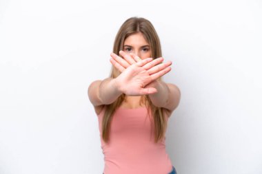 Beyaz fırında izole edilmiş genç beyaz bir kadın bir eylemi durdurmak için eliyle jesti durduruyor.