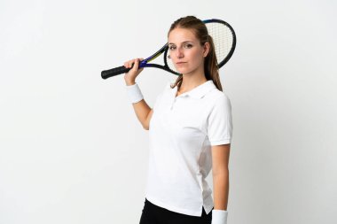 Beyaz arka planda tenis oynayan beyaz tenli genç kadın.