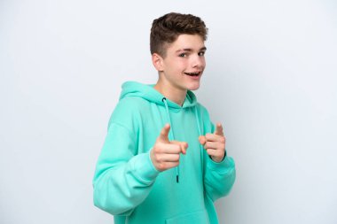 Beyaz arka planda izole edilmiş genç bir Rus adam şaşırmış ve ön tarafı işaret ediyor.