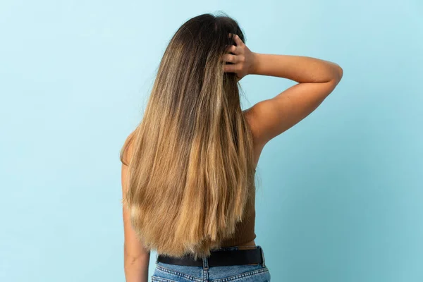 Mulher Caucasiana Jovem Isolado Fundo Azul Posição Traseira Pensando — Fotografia de Stock