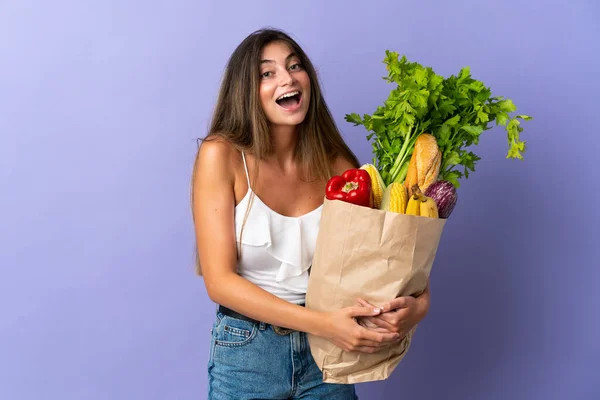 Mujer Joven Sosteniendo Una Bolsa Compra Comestibles Con Expresión Facial — Foto de Stock