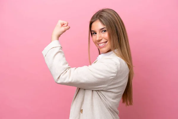 Joven Mujer Caucásica Aislada Bakcground Rosa Haciendo Gesto Fuerte —  Fotos de Stock