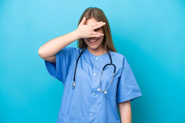Молода Хірург Лікарка Ізольована Синьому Фоні Покриваючи Очі Руками Посміхаючись — стокове фото