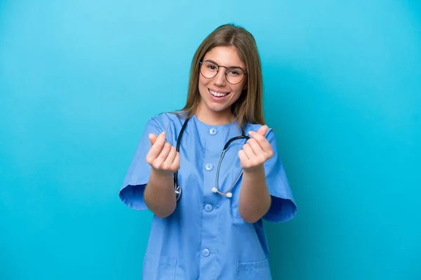 Genç Cerrah Kadın Doktor Mavi Arka Planda Izole Para Jesti — Stok fotoğraf