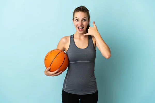 Giovane Donna Che Gioca Basket Isolato Sfondo Blu Facendo Gesto — Foto Stock