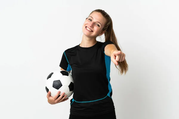 Mladý Fotbalista Žena Izolované Bílém Pozadí Ukazuje Dopředu Šťastným Výrazem — Stock fotografie