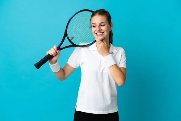 Jonge Vrouw Tennis Speler Geïsoleerd Blauwe Achtergrond Kijken Naar Zijkant — Stockfoto