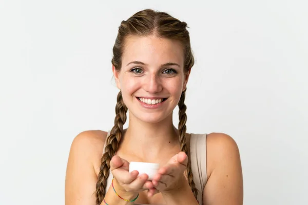 Mujer Joven Caucásica Aislada Sobre Fondo Blanco Con Crema Hidratante — Foto de Stock