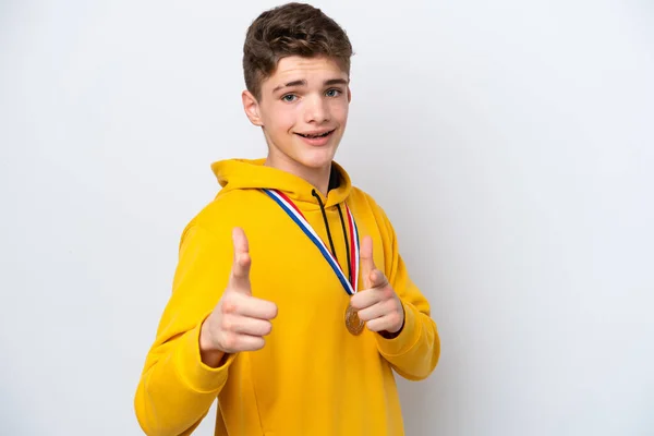 Adolescente Russo Homem Com Medalhas Isoladas Fundo Branco Apontando Para — Fotografia de Stock