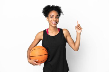 Genç basketbolcu Latin kadın beyaz arka planda izole edilmiş ve en iyinin işareti olarak parmağını kaldırıyor.