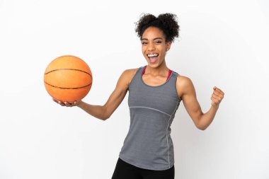 Genç basketbolcu Latin kadın, beyaz arka planda izole edilmiş basketbol oynuyor.