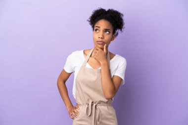 Restoran garsonu latin kadın mor arka planda kuşkuları var.