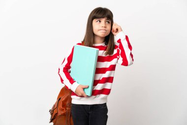 Beyaz arka planda izole edilmiş küçük kız şüpheleri ve düşünceleri var.