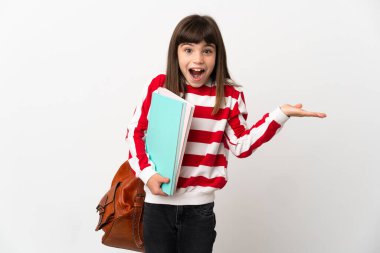 Yüzünde şok ifadesi olan beyaz arka planda izole edilmiş küçük öğrenci kız.