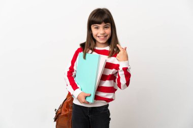 Beyaz arka planda izole edilmiş küçük bir öğrenci kız baş parmak işareti yapıyor.