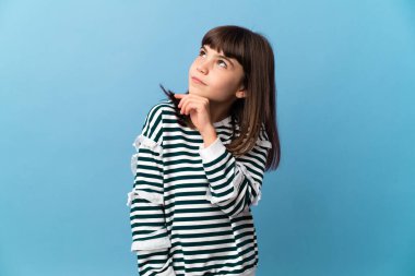 Küçük kız izole edilmiş arka planda ve yukarı bakıyor.