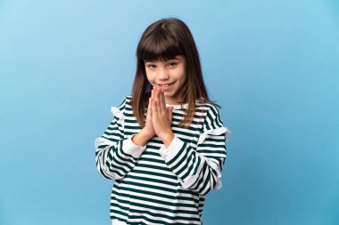 Tecrit edilmiş bir geçmişi olan küçük bir kız avuç içini bir arada tutar. İnsan bir şey ister.